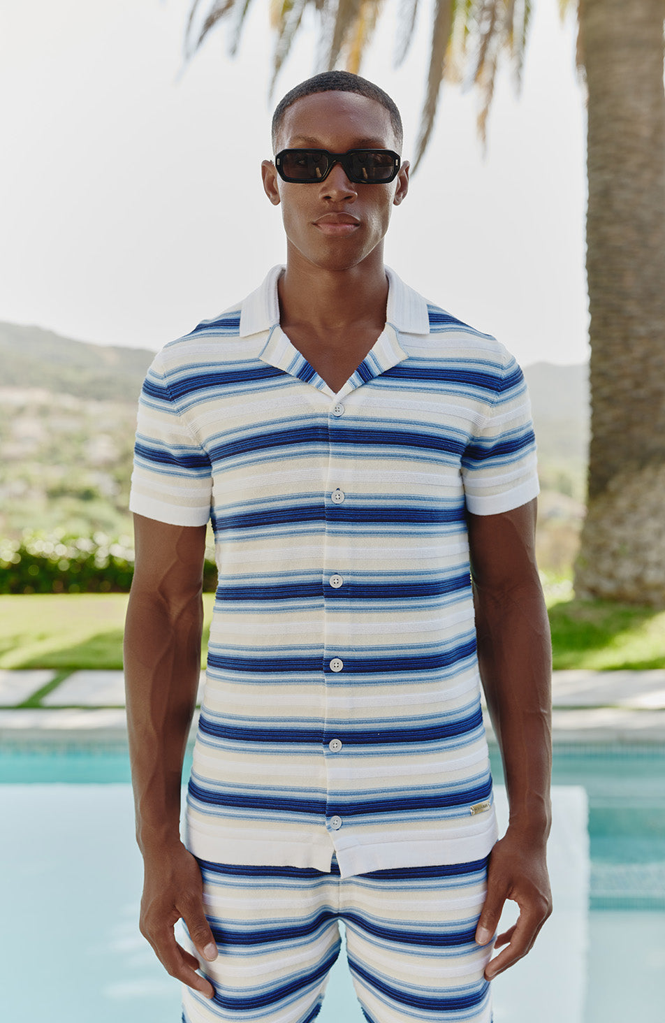Camiseta de punto con rayas de manga corta en azul degradado