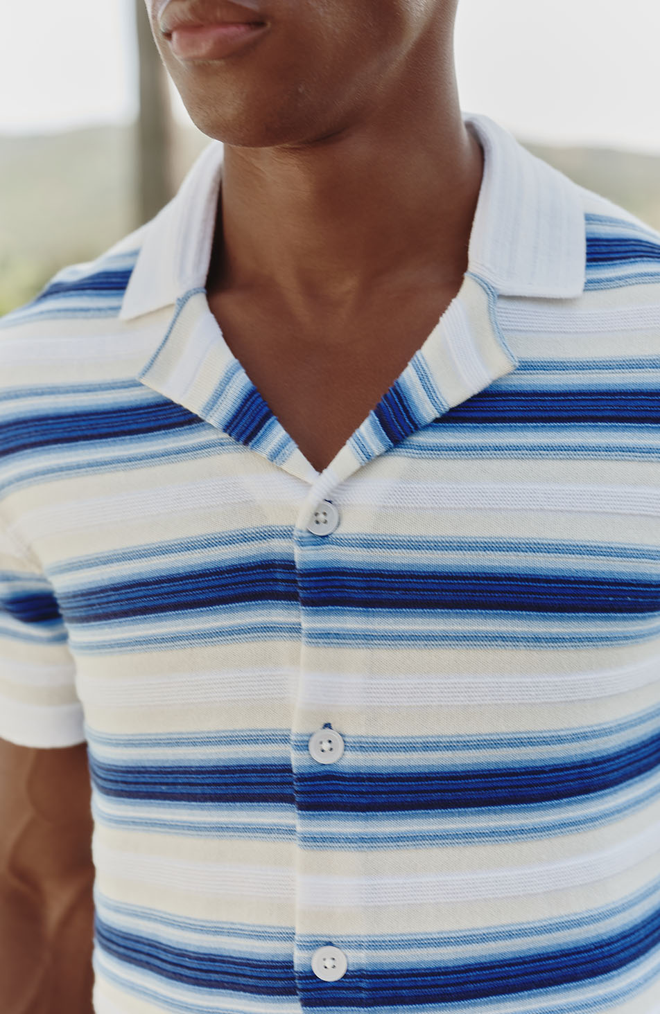 Camiseta de punto con rayas de manga corta en azul degradado