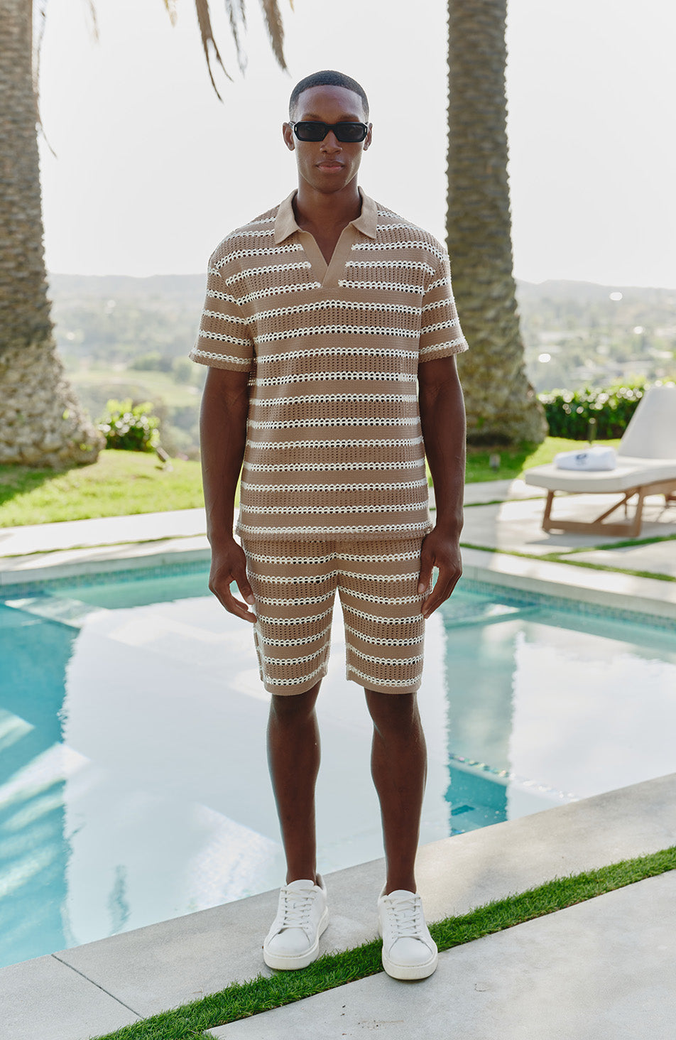 Romano Polo de rayas con corte boxy en tono taupe